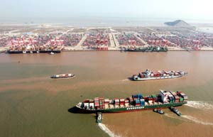 Public freely discusses FTZ with Li