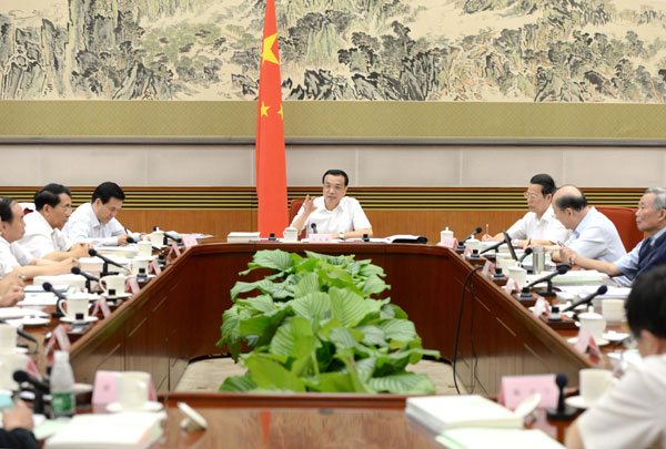 Chinese Premier Li Keqiang (C) presides over a meeting with academicians and experts from the Chinese Academy of Sciences (CAS) and the Chinese Academy of Engineering (CAE) on the country's urbanization in Beijing, Aug 30, 2013. Premier calls for new urbanization strategies