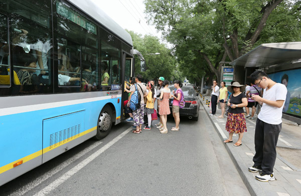 Parking in inappropriate places, such as bus lanes, often results in traffic jams in downtown Beijing. Provided to China Daily Construction of parking lots still in slow lane