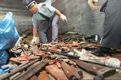  2006��6��3���������Ͼ������������ԁ����α��������Є������U�ρ���700��֧�Ƿ�����3000��ѹ��Ƶ��ߣ��M(j��n)�нy(t��ng)һ�����N�����N�����O(sh��)����䓼��F(tu��n)��(n��i)��Chinese police have launched a crackdown on the deadly trade in illegal guns and explosives. 