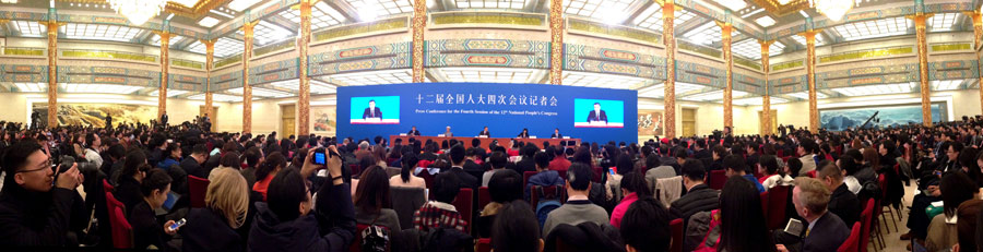 In photos: Premier Li Keqiang meets press
