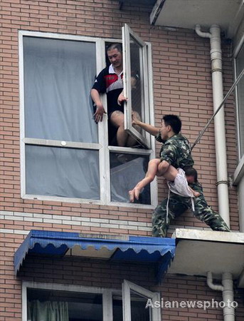 Crowd beats man after rescue of infant