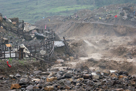 Heavy rains kill 1, flood quake relics park in SW China