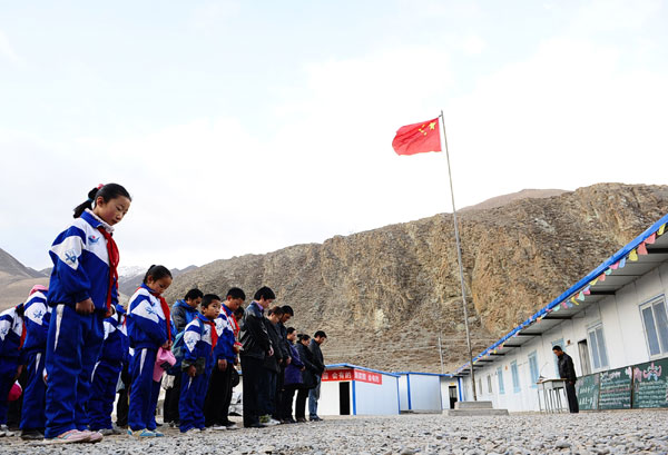 China mourns dead, steps up rebuilding quake-hit town