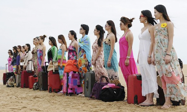 On Jan 7, 20 swimsuit-clad ladies from Beijing and Guangzhou descended on the tropical beaches of Sanya, Hainan for grueling physical training and a chance at earning a high salary guarding celebrities and executives. Lady guards train hard in Hainan