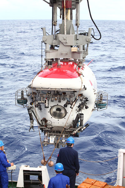<EM>Jiaolong</EM> dives to 6,965m