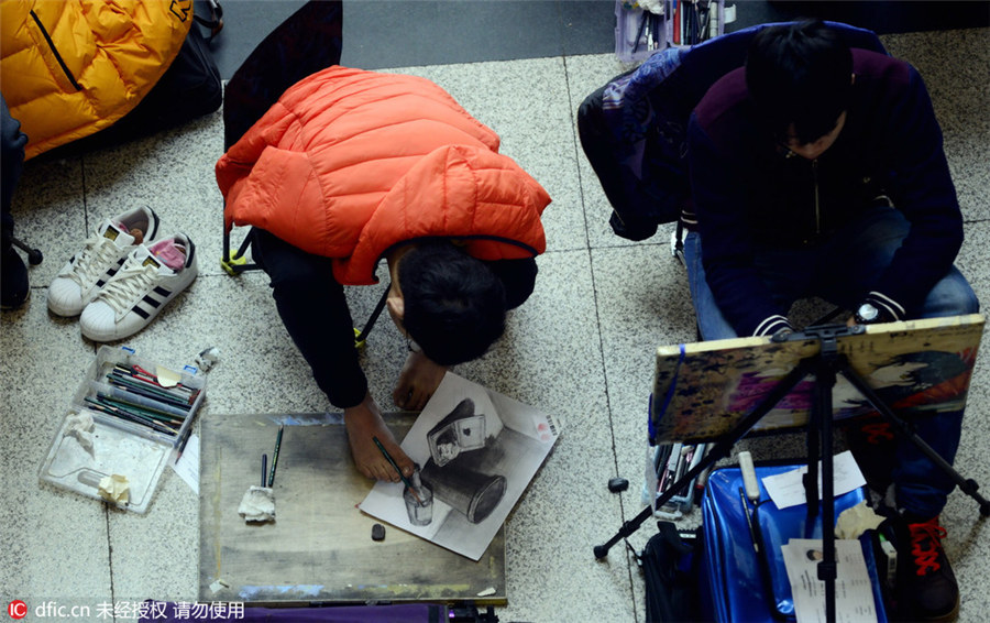 Armless student pursues painting dream