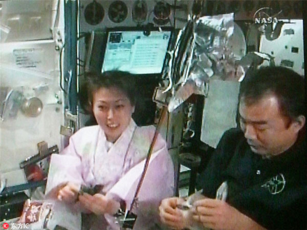 What do astronauts eat in space？