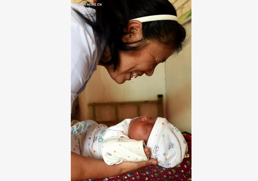 Doctor devotes to AIDS control at border village