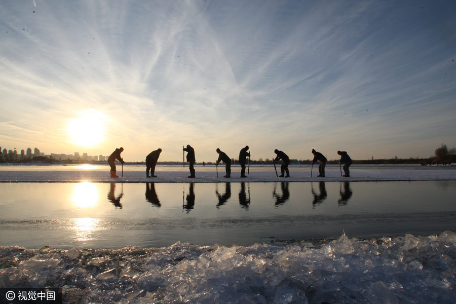 People perform ice-collection folk arts in NE China