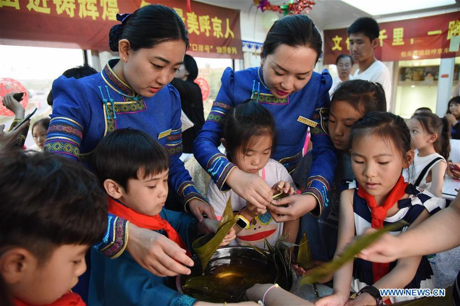 People across China enjoy Dragon Boat Festival holiday