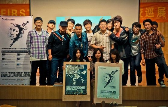 高校學(xué)子“各出奇招” 手寫海報、戶外放映亮點不斷