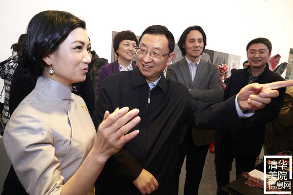 文化部部長(zhǎng)雒樹剛在參觀非遺“研培計(jì)劃”試點(diǎn)成果匯報(bào)展時(shí)指出讓優(yōu)秀傳統(tǒng)文化傳出去、活起來