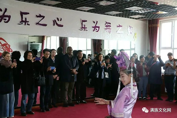 聯(lián)合國教科文組織參觀考察滿族小學(xué)
