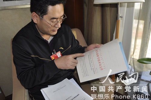 代表們參會(huì)都帶啥？報(bào)告、日記本、新華字典隨身帶