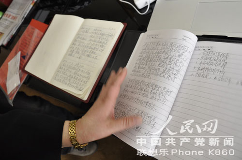 代表們參會都帶啥？報告、日記本、新華字典隨身帶