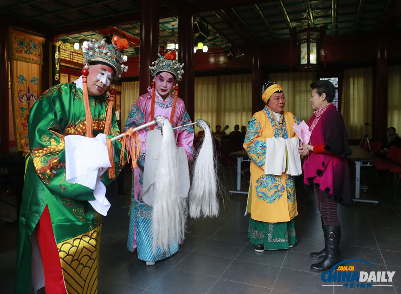 十八大期間中外記者參觀北京西城社區(qū)學(xué)校 感受百姓業(yè)余文化生活