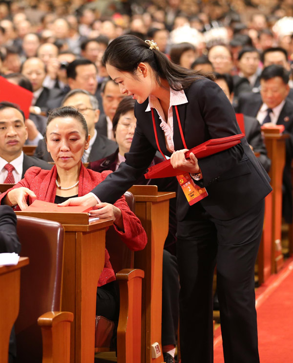 組圖：十八大閉幕會在京舉行 監(jiān)票人準備監(jiān)票