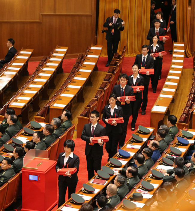 組圖：十八大代表投票選舉中央委員會(huì)委員、候補(bǔ)委員和中央紀(jì)律檢查委員會(huì)委員