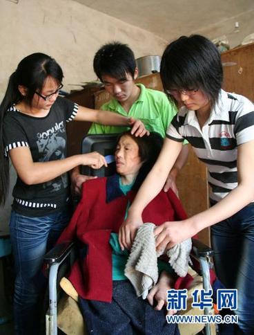 山東農(nóng)家貧困姐妹堅強迎高考(組圖)
