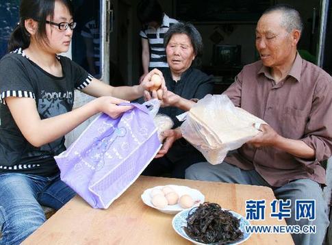 山東農(nóng)家貧困姐妹堅(jiān)強(qiáng)迎高考(組圖)
