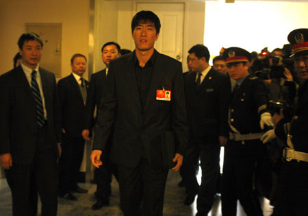 劉翔：第一次參加政協(xié)會議有點(diǎn)緊張[組圖]