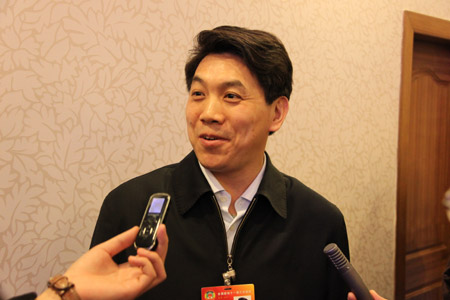 教育、科技屆政協(xié)委員受媒體追捧(組圖)