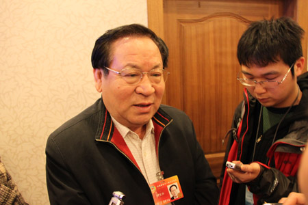 教育、科技屆政協(xié)委員受媒體追捧(組圖)