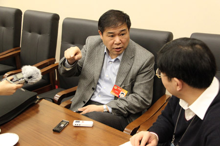 教育、科技屆政協(xié)委員受媒體追捧(組圖)