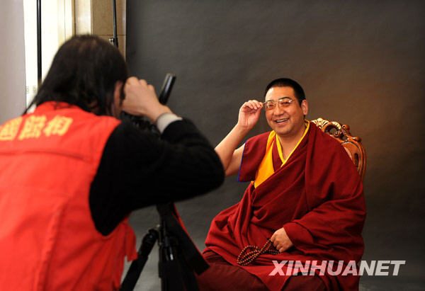 全國政協(xié)委員拉茂賽赤活佛拍寫真
