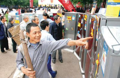兩會(huì)代表委員：讓農(nóng)民有錢花、敢花錢、愿花錢