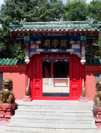 全國(guó)網(wǎng)絡(luò)媒體龍江行采訪團(tuán)參觀“東方第一廟”