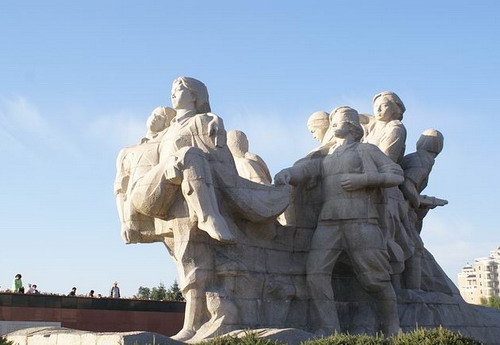 網(wǎng)絡媒體龍江行采訪團參觀“八女投江”群雕