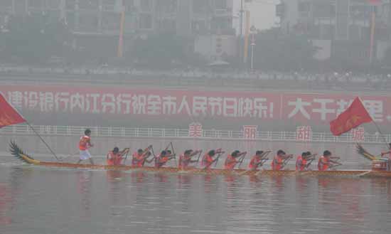 端午劃龍舟等水上民俗活動(dòng)助興內(nèi)江中美澳藝術(shù)滑水決賽