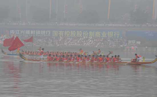 端午劃龍舟等水上民俗活動(dòng)助興內(nèi)江中美澳藝術(shù)滑水決賽