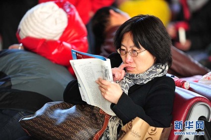 [春運(yùn)·印象]年輕潮人回家路 書(shū)香愛(ài)意緊相隨