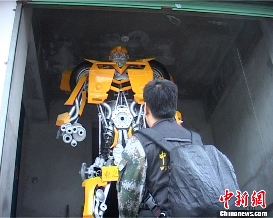 河南大學(xué)生廢舊零件造2噸“大黃蜂” 欲靠此創(chuàng)業(yè)