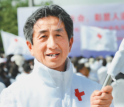 紅旗飄飄：服務(wù)，到人民最需要的地方