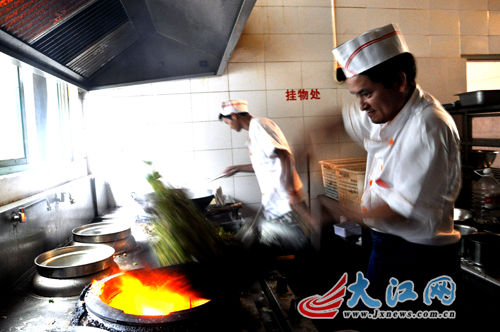 “走基層 轉(zhuǎn)作風(fēng) 改文風(fēng)”系列報道：大食堂里的小故事（圖）