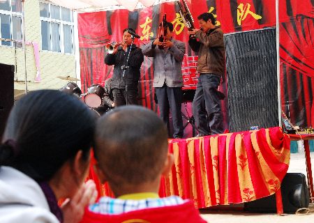 河南潢川農(nóng)民自辦樂隊豐富文化生活