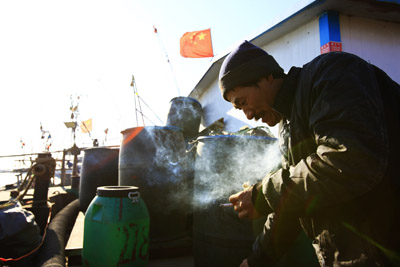 山東多舉措防范海冰災(zāi)害 登船進倉為漁民服務(wù)