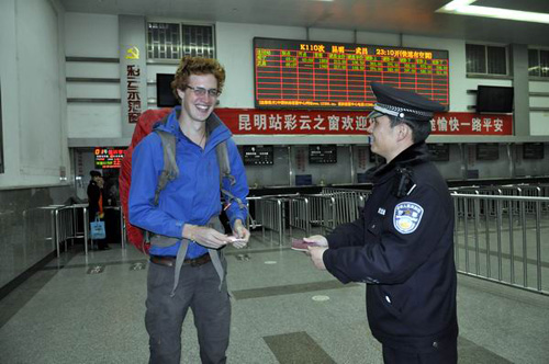 熱心民警獻愛心 援助旅客平安行