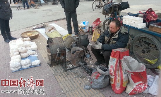 新春走基層：傳說中的大炮手搖爆米花(組圖)