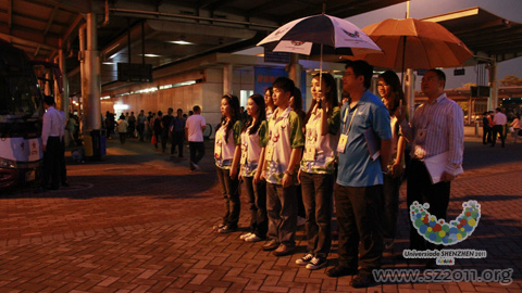 深職院志愿者“美麗微笑，服務(wù)大運”