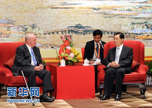 胡錦濤會(huì)見國際大學(xué)生體育聯(lián)合會(huì)主席基里安
