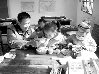 鄉(xiāng)村教師朱建成的45年：“我愿永遠守在這里!”