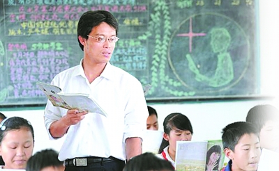 堅(jiān)守講臺，因?yàn)閻?/></p>

<p><strong>編者按</strong>本報(bào)發(fā)起的“尋找最美鄉(xiāng)村教師”大型公益活動6月17日啟動以來，在廣大讀者中激起強(qiáng)烈共鳴。那扎根山區(qū)幾十年如一日、悉心照顧孩子的“擺渡郎”，那身殘志堅(jiān)、靠拐杖堅(jiān)持上課的“折翼天使”，那默默堅(jiān)守承諾、奉獻(xiàn)青春的中年教師，以及從城市到農(nóng)村追求夢想的青年，他們的事跡引發(fā)了社會各界對鄉(xiāng)村教師由衷的贊美和感動。</p>

<p>今天本報(bào)向讀者介紹的南京市六合區(qū)山村教師徐其軍事跡，令人敬佩。他畢業(yè)后有機(jī)會到城市工作，卻主動回到偏僻的山村小學(xué)教書；他拖著腎衰竭并發(fā)尿毒癥的身軀，在講臺上堅(jiān)持了9年。在他身上，集中體現(xiàn)了鄉(xiāng)村教師群體的崇高精神。中國的教育，正是因?yàn)橛辛饲f萬這樣的鄉(xiāng)村教師，才有了堅(jiān)實(shí)的基礎(chǔ)和光明的前途。</p>

<p>他,畢業(yè)后有機(jī)會到城市里工作,卻一再要求回到家鄉(xiāng)偏僻的山村小學(xué)教書;</p>

<p>他,勞累過度患上腎衰竭并發(fā)尿毒癥,卻拖著病軀在講臺上一站就是9年;</p>

<p>他,生病后家里債臺高筑,卻把盡可能多的錢省下來給學(xué)生買學(xué)習(xí)生活用品……</p>

<p>他叫徐其軍,江蘇省南京市六合區(qū)竹鎮(zhèn)鎮(zhèn)中日友好希望小學(xué)教師,一個用信念和生命托起山村孩子希望的老師。</p>

<p><strong>“做吹笛人,把牧童引向山外”</strong></p>

<p>1977年,徐其軍出生在六合縣泉水鄉(xiāng)四合村——南京最偏僻的山村,地處蘇皖交界,交通閉塞,經(jīng)濟(jì)落后。徐其軍從小就看到村里老師少,好老師更少,很多農(nóng)村孩子因此失去了成才機(jī)會。正因?yàn)檫@樣,回家鄉(xiāng)當(dāng)一名農(nóng)村教師的想法在他心里落地生根。</p>

<p>1994年7月中考結(jié)束,徐其軍成績優(yōu)異,超出全區(qū)最好的六合一中27分。然而在錄取的前一天,他把檔案調(diào)到了溧水師范學(xué)校,“我想做老師,畢業(yè)后就能回家教書了。”</p>

<p>1997年畢業(yè)前夕,在校期間表現(xiàn)突出的徐其軍被推薦到南京曉莊師范繼續(xù)深造,并且畢業(yè)后有機(jī)會留在城里工作。面對這個人人羨慕的機(jī)會,他婉拒了校長的勸說,希望在六合縣泉水鄉(xiāng)最窮、條件最差、最缺老師的棗林小學(xué)任教。許多人都說他傻,這么好的機(jī)會都放過了,徐其軍卻說:“做老師到哪里還不是一樣,我從山里出來,那里有渴求知識的山里娃,山區(qū)師資不足,我學(xué)師范的都不回來教書,還指望外面的老師往山里跑嗎?”</p>

<p>徐其軍最終被分配在了泉水小學(xué)教授五年級語文、英語,同時(shí)兼任班主任。這個貌不驚人、戴著深度近視眼鏡的年輕人,工作極其認(rèn)真——對所任課程不僅制定了詳細(xì)的教學(xué)計(jì)劃,而且每一堂課都認(rèn)真?zhèn)湔n。每天總是第一個到校,最后一個離開,還經(jīng)常把來不及批改的作業(yè)捆在自行車后帶回家。為了讓學(xué)生受到正規(guī)的英語口語訓(xùn)練,他自己掏腰包買了錄音機(jī),在教室里給學(xué)生們放磁帶。學(xué)校教輔資料奇缺,教師外出培訓(xùn)機(jī)會很少,這些他都一一記下,利用年底去南京學(xué)習(xí)的機(jī)會,特意到新華書店買來英語、作文等教輔資料,無償提供給其他老師……</p>

<p>徐其軍在日記中寫道,“山道彎彎,崎嶇狹窄,它從山里通向山外,連接山里山外兩個世界。我啊,愿做那吹笛的人,將牧童引向山外……”</p>

<p><strong>“我就是死,也要死在講臺上”</strong></p>

<p>然而,老天在徐其軍的人生道路上設(shè)了一個不小的障礙。2002年,滿心歡喜準(zhǔn)備結(jié)婚的徐其軍卻得到了一個壞消息——因長期勞累過度,他患上了腎衰竭,加上未能及時(shí)治療,已并發(fā)尿毒癥,需要做換腎手術(shù)。更為棘手的是,由于先天基因特殊,要找到匹配的腎源難上加難。</p>

<p>“當(dāng)時(shí)醫(yī)生告訴我還剩三四年時(shí)間,我絕望了。自己一個人反鎖在屋里,把這些年來的讀書筆記、文學(xué)作品提綱、發(fā)表的文稿、獲獎證書都燒了,那時(shí)候真的是萬念俱灰……”陷入回憶的徐其軍眼圈紅了,厚厚的鏡片上起了一層霧氣,“后來……”他背過臉去,忍了好久才正聲,“后來覺得躺在家里等死也是這么長時(shí)間,倒不如好好教好這三四年的書,我不能讓學(xué)生剛學(xué)英語就因?yàn)槲业牟《⒄`了,我就是死,也要死在講臺上?！?/p>

<p>忍痛與未婚妻解除了婚約,向父母隱瞞了病情,徐其軍裝作若無其事,回到講臺上。為了控制病情,他每天需要服用7種藥物,復(fù)查的結(jié)果卻一次比一次糟糕:聽力、視力、記憶力開始下降,頭發(fā)不斷脫落,每天早晨都會嘔吐……從家里到學(xué)校,步履蹣跚的他需要將近一個小時(shí),放學(xué)回家后,早已累得腰酸背痛上不了床。盡管如此,他和其他5名老師一樣,一周上19節(jié)課,三年級的英文和五年級的英語,一節(jié)都沒有耽誤過。</p>

<p>學(xué)生章連明對這樣一個場景記憶猶新:那天語文課上,她發(fā)現(xiàn)徐老師弓著背,右手扶著腰,用左手在黑板上寫字,跟往常有些不一樣,只寫了幾個字襯衫就濕透了。等轉(zhuǎn)過身來,她看見徐老師臉色煞白,剛講了幾句,他就不得不一只手撐著講臺,另一只手抵著腰,大口大口地喘氣,突然間一頭栽下了講臺。</p>

<p>那一次病發(fā)讓徐其軍不得不住院治療。手術(shù)前,醫(yī)生讓其選擇血透還是腹膜透析。相較而言血透的效果會好一些,副作用也小,但是要經(jīng)常去醫(yī)院,而腹膜透析可以在家里做,但容易感染。徐其軍果斷地選擇了后者,為此他還學(xué)會了透析,每次透析時(shí)將兩公斤的藥水注入體內(nèi),休息一會,就拔掉針管去上課,上完課,再把代謝出的血水放出來。這種非常人能忍受的痛苦,徐其軍每天要做兩次,這一做就是九年。</p>

<p><strong>“我想快點(diǎn)好起來,盡早回去給孩子們上課”</strong></p>

<p>2011年3月,醫(yī)院通知徐其軍有合適的腎源,并為其成功進(jìn)行了換腎手術(shù)。手術(shù)后的他,身體消瘦,面色灰暗,由于藥物的副作用,臉上滿是痘痘,但是精神很好。徐其軍的妹妹告訴記者,醫(yī)生讓他至少要休息半年才能去學(xué)校,可是他一刻也不想閑著,“有時(shí)候在家練練字,但是手抖得厲害,他擔(dān)心自己給孩子們上課時(shí)拿不起粉筆來?！?/p>

<p>在妹妹家養(yǎng)病,徐其軍“身在曹營心在漢”。今年4月23日,得知教過的幾個學(xué)生要參加初三英語考試,徐其軍偷偷地乘車來到竹鎮(zhèn)民族中學(xué)給學(xué)生們鼓勁。他的學(xué)生章寧說,“當(dāng)時(shí)徐老師戴著大大的口罩,挨個兒跟我們講解注意事項(xiàng),進(jìn)入考場時(shí)還沖我們做了一個要自信的手勢,”章寧的眼淚撲簌撲簌地落下來,“徐老師總是這樣,一心只想著我們這些學(xué)生……”她掏出手機(jī),翻出一條徐老師發(fā)給她的短信:“面對中考要淡定,方能處事不驚,這樣才能成功”。</p>

<p>當(dāng)記者問起徐其軍現(xiàn)在的愿望,他這樣回答,“我想快點(diǎn)好起來,盡早回去給孩子們上課?！睒銓?shí)的話語卻充滿濃濃的感情,“畢業(yè)那會兒覺得自己作為一名老師能改變很多事,現(xiàn)在看來,我能真正做好一個合格的小學(xué)教師就不錯了?！甭犃怂脑?記者不由眼圈兒一熱:“徐老師您做到這樣不僅僅是‘合格’,更應(yīng)該是‘優(yōu)秀’?！?徐其軍搖搖頭,特別強(qiáng)調(diào)了“合格”兩個字,“一個人的能力是有限的,我只能傾我所能做到最好。像我們這邊山里的孩子,父母大都在外打工,本身學(xué)習(xí)條件就不如城里的孩子,我能做的就是給他們多一點(diǎn)關(guān)心,多一點(diǎn)呵護(hù),讓他們學(xué)到更多的知識?！?/p>

<p>“許身孺子平生愿,三尺講臺寫春秋”,也許正是這樣的信念,讓徐其軍用生命譜寫出一曲感人肺腑的教師之歌。</p>

<p>來源：光明網(wǎng)-《光明日報(bào)》 編輯：馮媛</p>
</div>
</div>
<!--/enpcontent-->
<br/>
 



<table width=