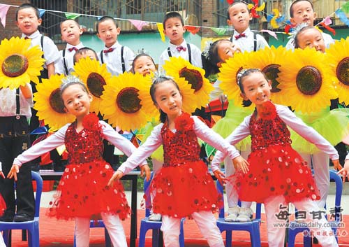 蘭州市城關(guān)區(qū)徐家巷幼兒園喜迎“六一”國際兒童節(jié)（圖）