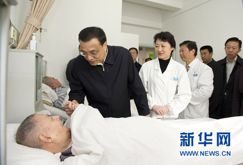 李克強(qiáng)在上?？疾?強(qiáng)調(diào)推動(dòng)轉(zhuǎn)型發(fā)展 依靠創(chuàng)新驅(qū)動(dòng)