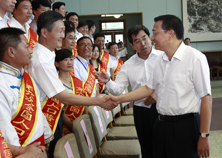 李克強(qiáng)會見第六次全國人口普查先進(jìn)集體和先進(jìn)個人代表